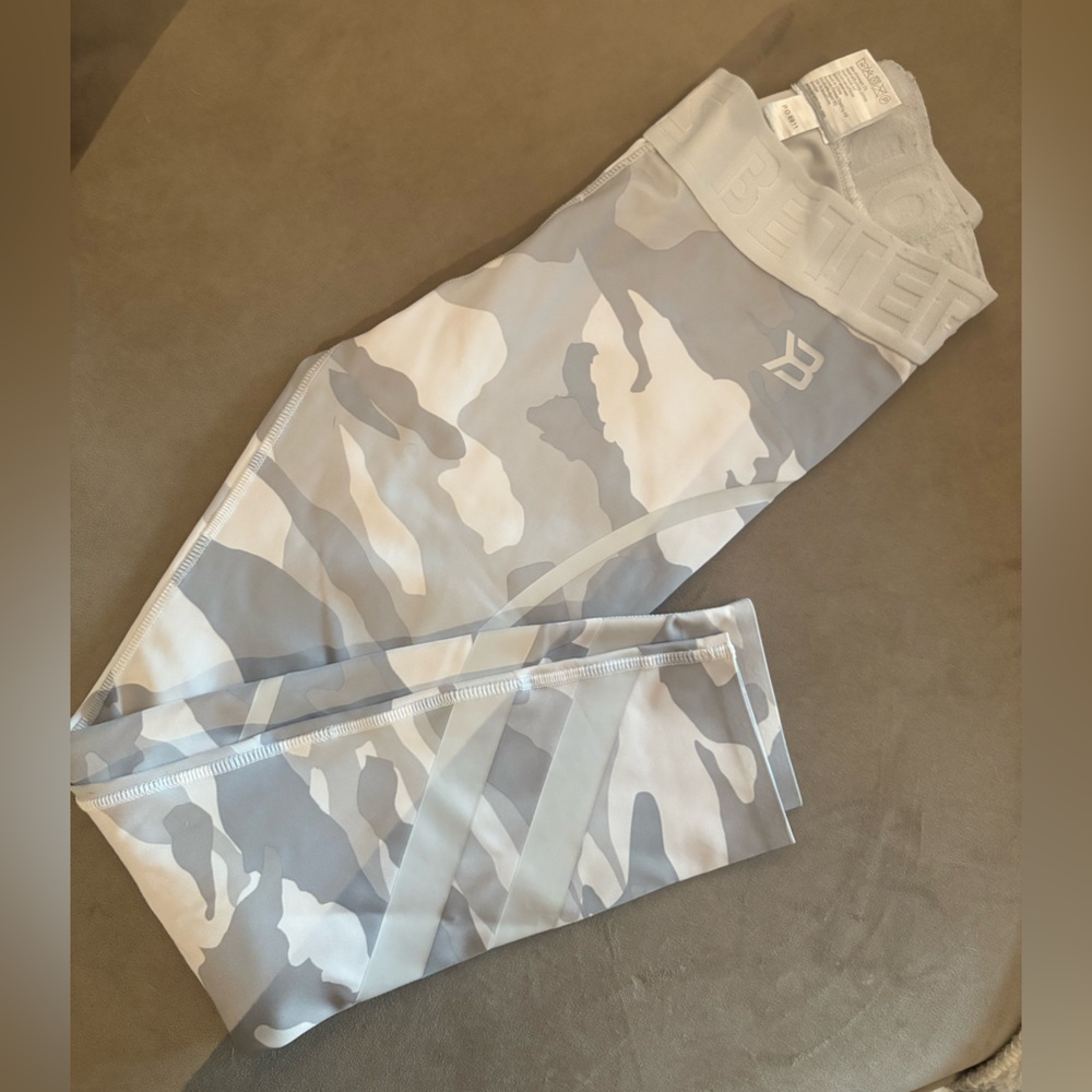 BETTER BODIES Camouflage Leggings in Gray and White